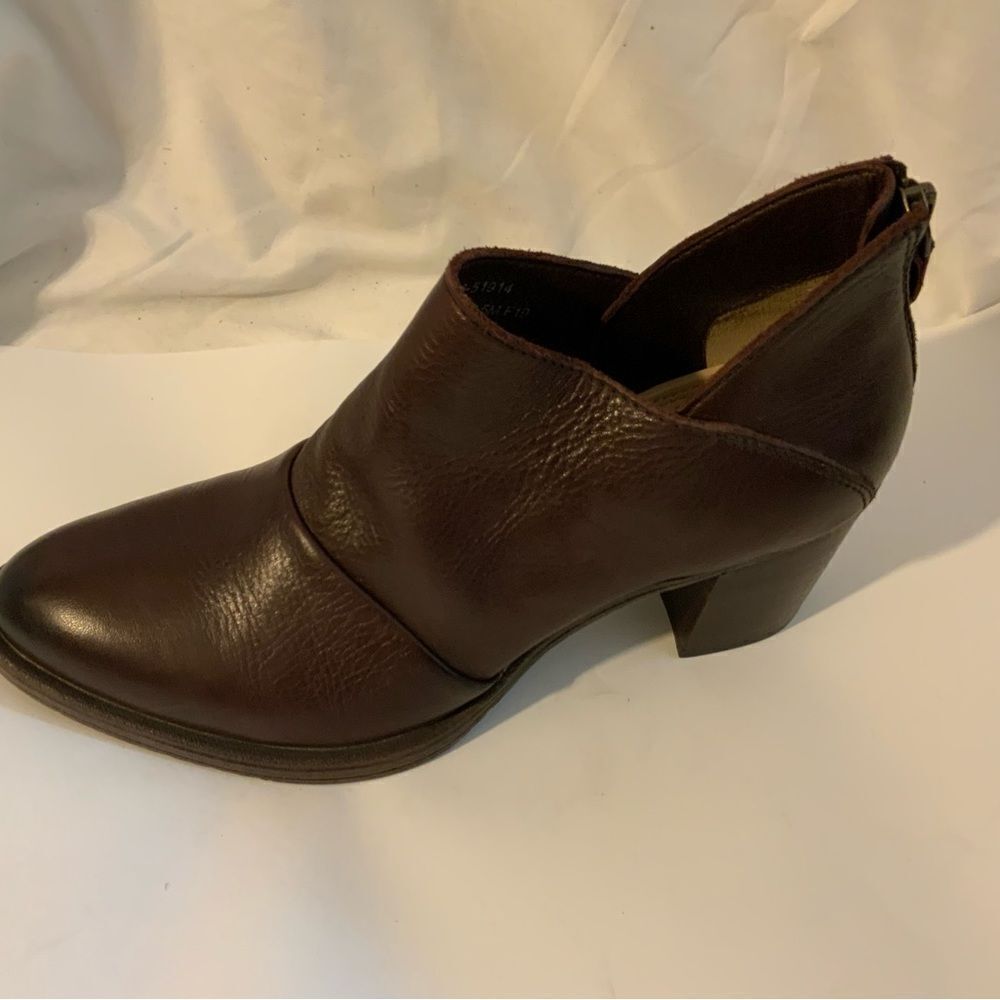 Johnston and Murphy Brown Back zip Block Heels size 8.5